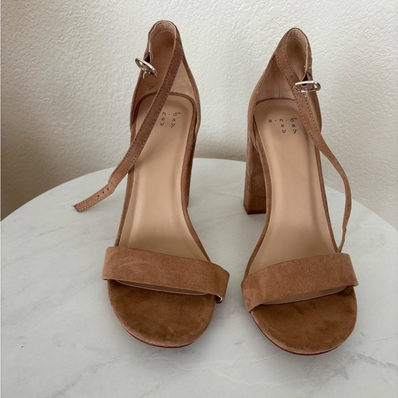 EUC size 7 heels - Picture 4 of 4